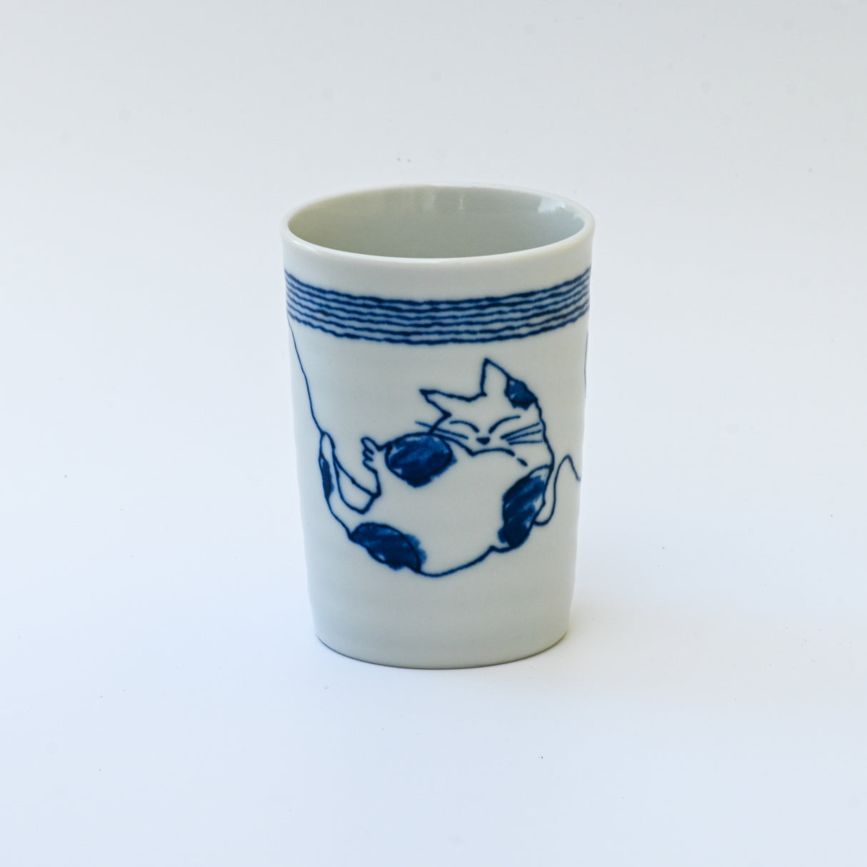 The Adorable Cat 5 Tea Cup, a 180ml blue and white Mino-ware ceramic from Gifu Prefecture, features a lounging cat and abstract lines.