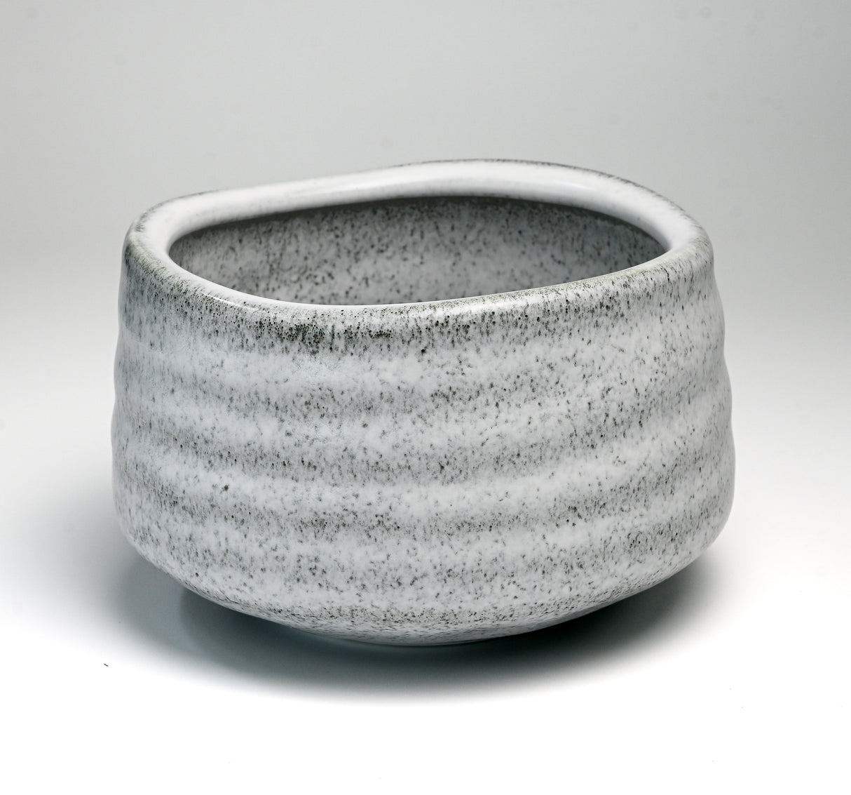 White Ceramic Matcha Bowl 17 oz with Rolled Rim, Matcha Chawan for Whisking and Drinking, Tea Ceremony Bowl