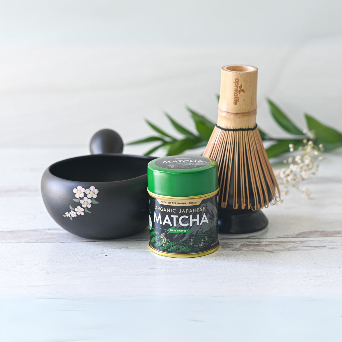 Flowers Ceramic Matcha Bowl Spout Bamboo Matcha Whisk Whisk Holder Organic Japanese Matcha Set