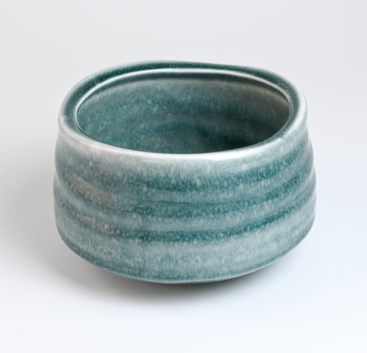 Seafoam Ceramic Matcha Bowl 17 oz with Rolled Rim, Matcha Chawan for Whisking and Drinking, Tea Ceremony Bowl