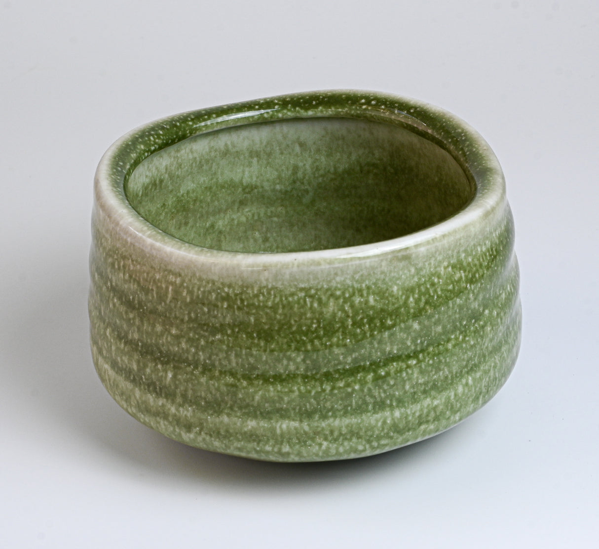 Green Ceramic Matcha Bowl 17 oz with Rolled Rim, Matcha Chawan for Whisking and Drinking, Tea Ceremony Bowl