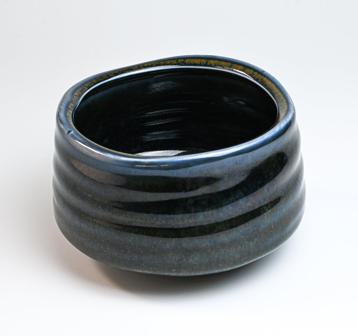 Deep Blue Ceramic Matcha Bowl 17 oz with Rolled Rim, Matcha Chawan for Whisking and Drinking, Tea Ceremony Bowl