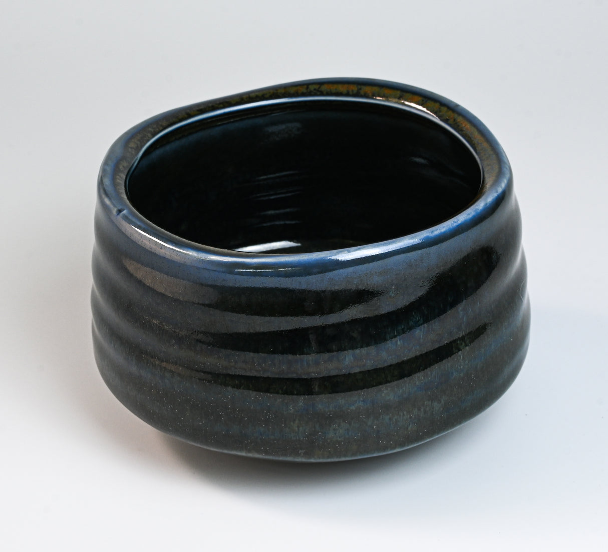 Deep Blue Ceramic Matcha Bowl 17 oz with Rolled Rim, Matcha Chawan for Whisking and Drinking, Tea Ceremony Bowl