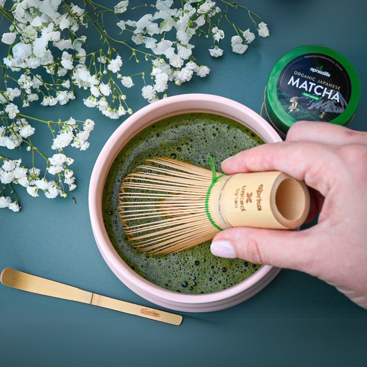 Set Regalo Matcha Giapponese Fatto A Mano - 4 Pezzi: Frusta In Bambù (76 Denti), Cucchiaio, Misurino E Portafrusta In Porcellana