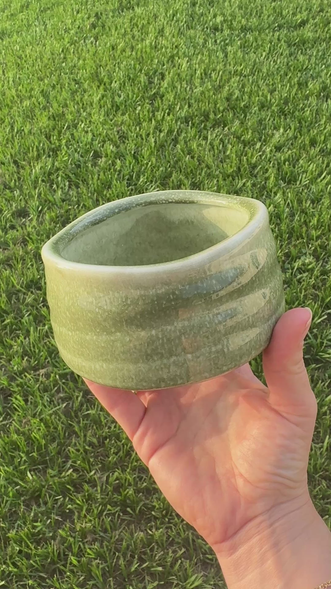 Green Ceramic Matcha Bowl 17 oz with Rolled Rim, Matcha Chawan for Whisking and Drinking, Tea Ceremony Bowl